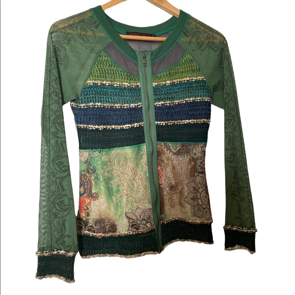 🛍 Beautiful and unique mesh and whool sweater size S.